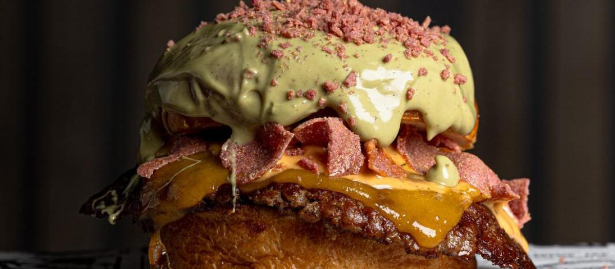 Imagen de la hamburguesa de pistacho que se sirve en el el restaurante Pizbur de l'Eliana en Valencia.