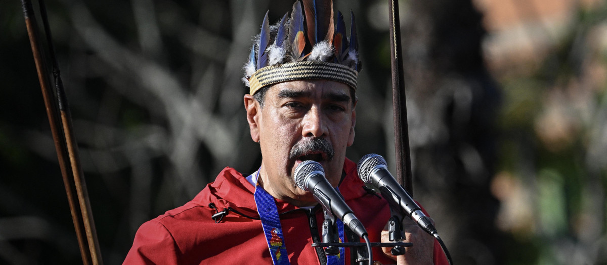 El presidente de Venezuela, Nicolás Maduro, habla durante una marcha para conmemorar el "Día de la Resistencia Indígena" en Caracas