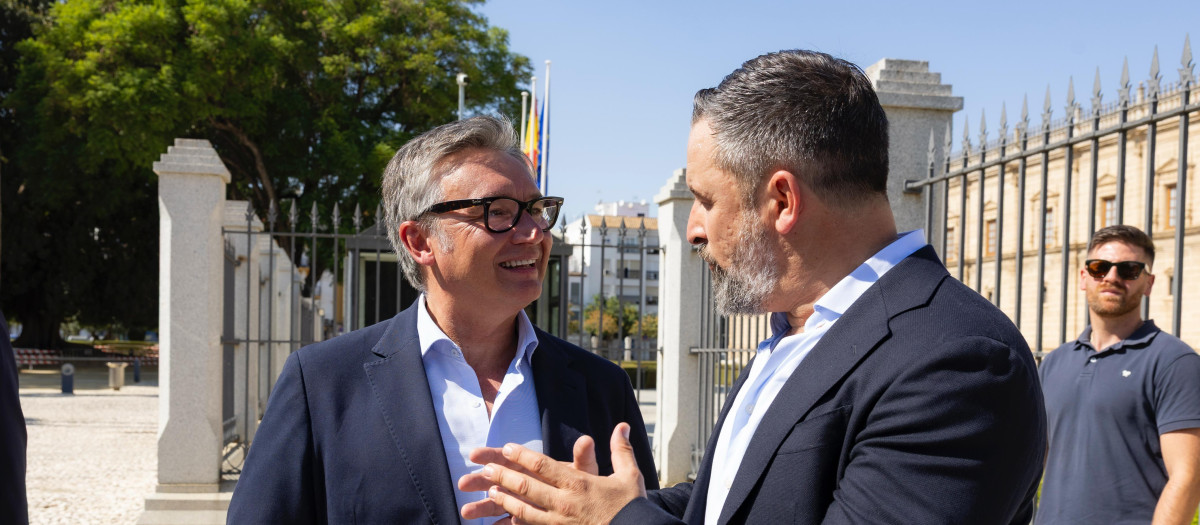 El portavoz de Vox en Andalucía, Manuel Gavira, junto al presidente del partido, Santiago Abascal, a las puertas del Parlamento