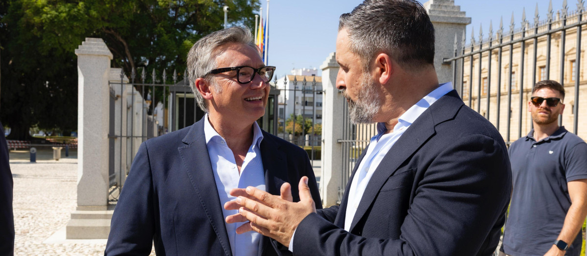 El portavoz de Vox en Andalucía, Manuel Gavira, junto al presidente del partido, Santiago Abascal, a las puertas del Parlamento