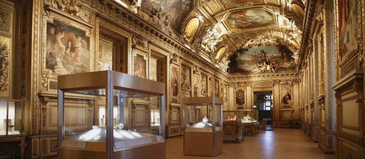 Sala Apolo del Museo del Louvre donde tuvo lugar el robo de las joyas de la emperatriz Eugenia