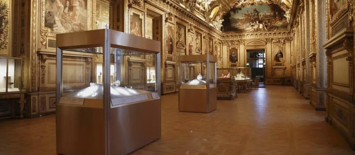 Sala Apolo del Museo del Louvre donde tuvo lugar el robo de las joyas de la emperatriz Eugenia