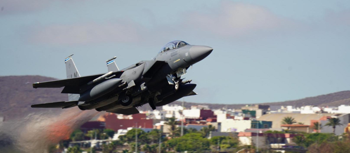 Despegue de un caza McDonnell Douglas F-15 Eagle de la Fuerza Aérea de los Estados Unidos en Ocean Sky 25