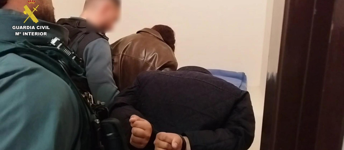 Los detenidos por robar a ancianos usando el método del 'abrazo cariñoso"

REMITIDA / HANDOUT por GUARDIA CIVIL DE LA RIOJA
Fotografía remitida a medios de comunicación exclusivamente para ilustrar la noticia a la que hace referencia la imagen, y citando la procedencia de la imagen en la firma
21/10/2025