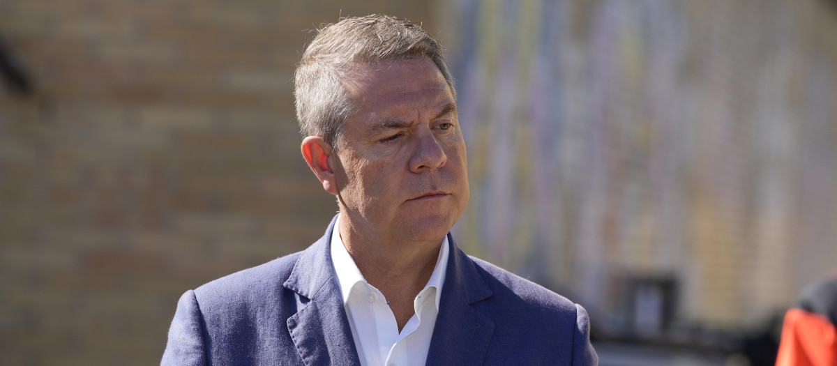 (Foto de ARCHIVO)
El presidente de la Junta de Castilla-La Mancha, Emiliano García Page, en el acto de presentación del Plan de Formación ante Emergencias para centros escolares, en el IES Fernando Zóbel de Cuenca, a 11 de septiembre de 2025, en Cuenca, Castilla-La Mancha (España). El objetivo del plan, es garantizar la formación de toda la comunidad educativa en la respuesta ante emergencias de protección civil. El plan también ofrecerá formación específica en prevención y respuesta a emergencias provocadas por causas naturales o derivadas de la acción humana como terremotos, tsunamis o inundaciones, entre otros fenómenos.

Lola Pineda / Europa Press
11/9/2025
