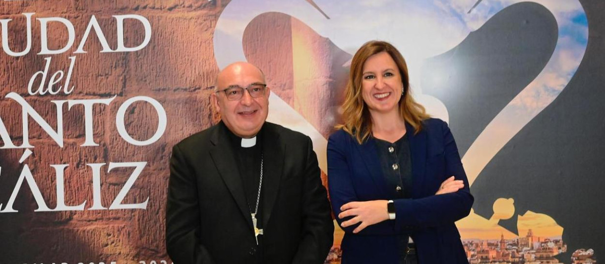 Imagen tomada este martes de Monseñor Enrique Benavent y María José Catalá durante la presentación del programa del III Año Jubilar Santo Cáliz, que será en Valencia