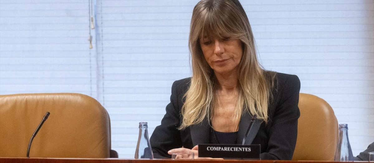 (Foto de ARCHIVO)
La mujer del presidente del Gobierno, Begoña Gómez, durante la Comisión de Investigación sobre programas de cátedras y postgrados de la Universidad Complutense de Madrid y empresas financiadoras, en la Asamblea de Madrid, a 13 de noviembre de 2024, en Madrid (España). La comisión busca aclarar si hubo trato de favor con ella en la Universidad Complutense de Madrid (UCM).  Aunque la presencia en la comisión es de obligado cumplimiento, Gómez, que está siendo investigada por el titular del Juzgado de Instrucción número 41 de Madrid,, por presuntos delitos de tráfico de influencias y corrupción en los negocios, además de apropiación indebida del software de la Universidad Complutense de Madrid (UCM) e intrusismo profesional, podría acogerse a su derecho a no responder.

Eduardo Parra / Europa Press
13/11/2024
