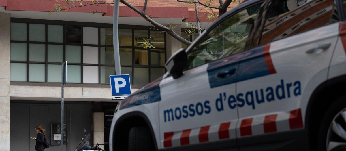 Un coche de los Mossos d'Esquadra en Barcelona, en una imagen de archivo
