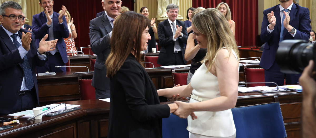 La presidenta del Baleares, Marga Prohens y la y la portavoz de VOX en el Parlamento balear, Manuela Cañada, celebran la aprobación de los presupuestos en de julio de 2025.