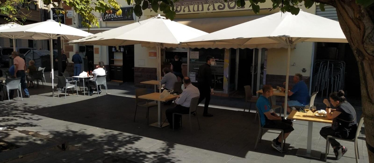 Imagen de archivo de una terraza de un local de Alicante