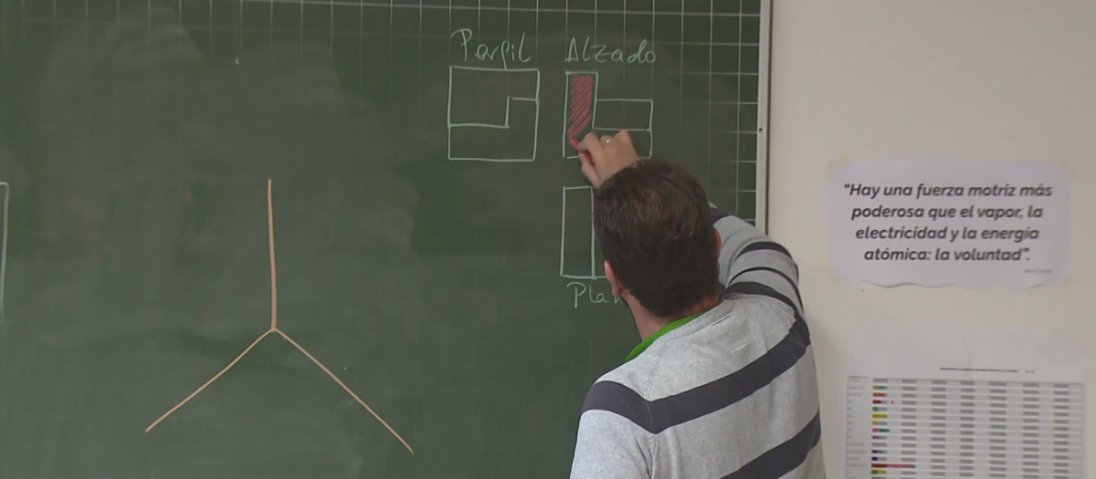 Profesor de Matemáticas explica la lección en una pizarra