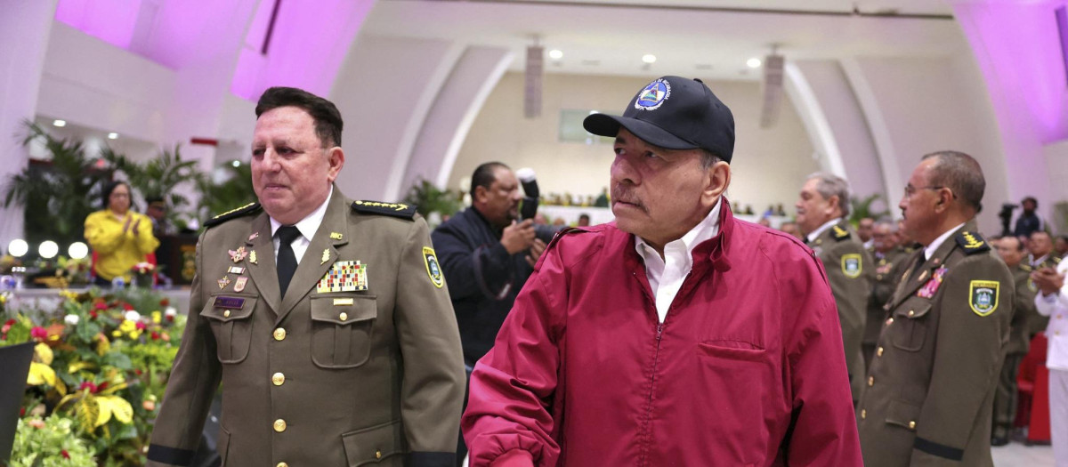 El dictador nicaragüense Daniel Ortega (centro) junto al jefe del Ejercito Julio Cesar Avilés