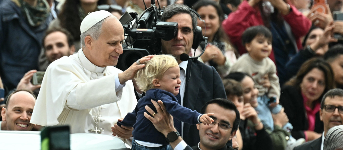 León XIV bendice a un niño durante la audiencia general semanal en la plaza de San Pedro del Vaticano, el 22 de octubre de 2025. (Foto de Tiziana FABI / AFP)