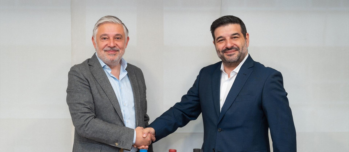 El director general de Corporación Hijos de Rivera, Francisco Ucha; y el maestro destilador de Vánagandr, Enrique Pena.

REMITIDA / HANDOUT por HIJOS DE RIVERA
Fotografía remitida a medios de comunicación exclusivamente para ilustrar la noticia a la que hace referencia la imagen, y citando la procedencia de la imagen en la firma
21/10/2025