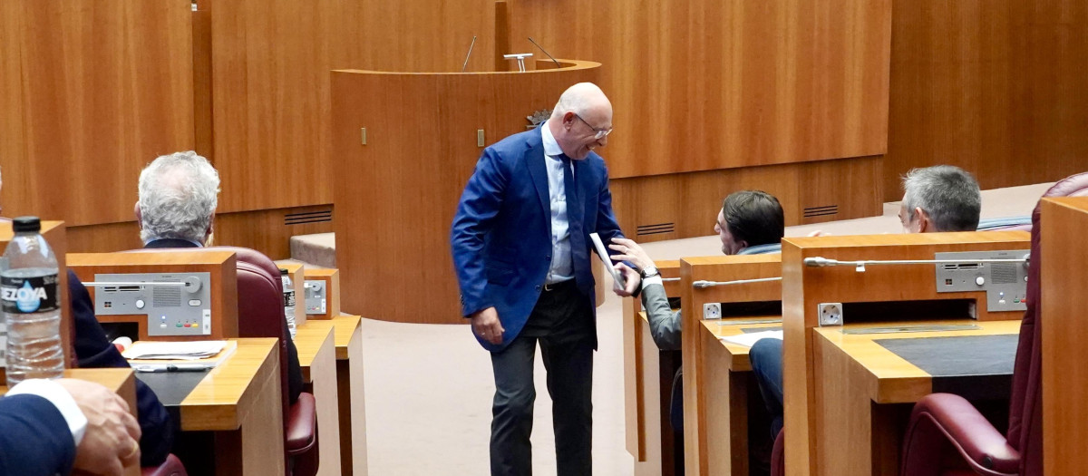 El consejero Medio Ambiente, Vivienda y Ordenación del Territorio Juan Carlos Suárez Quiñones en el Pleno de las Cortes