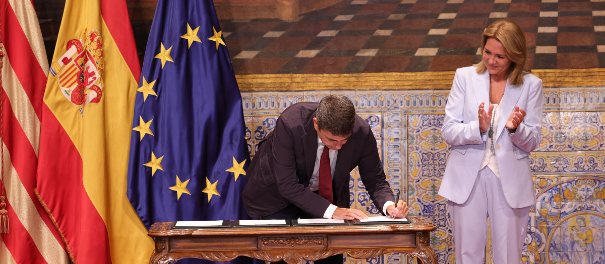 Imagen tomada este miércoles de Carlos Mazón y Susana Camarero durante la firma del Acuerdo por la Vivienda