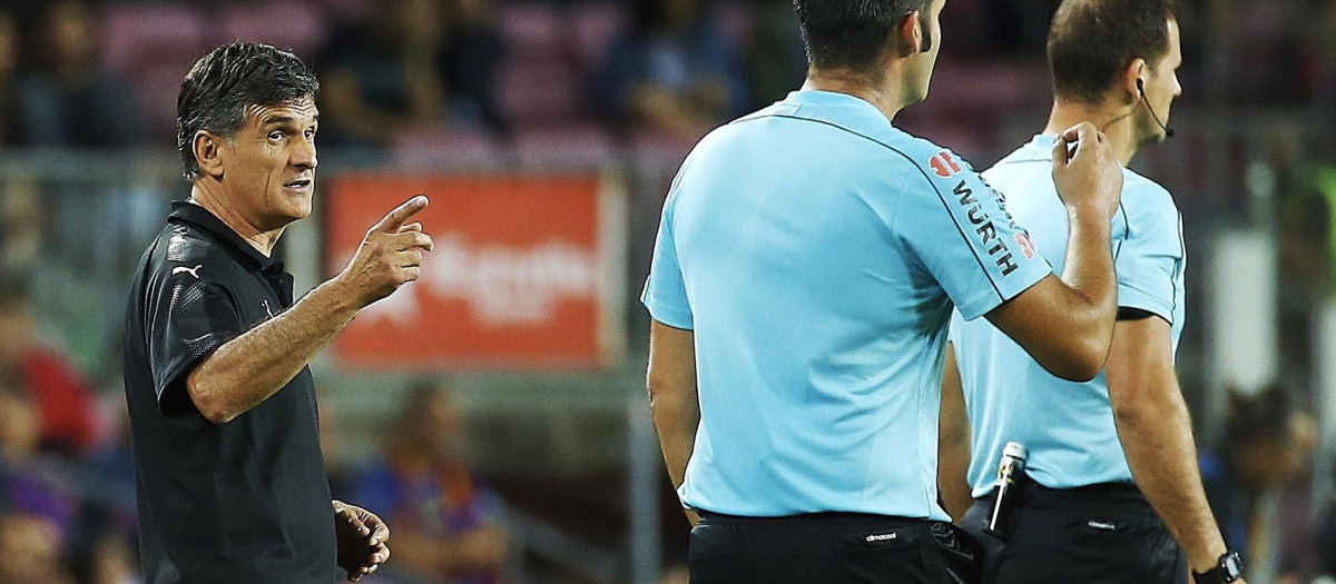 José Luis Mendilibar, en una visita al Camp Nou como entrenador del Eibar