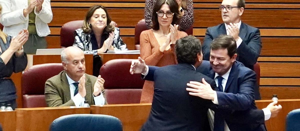 El presidente de la Junta Alfonso Fernández Mañueco felicita al consejero de Economía Carlos Fernández Carriedo tras la aprobación del techo de gasto