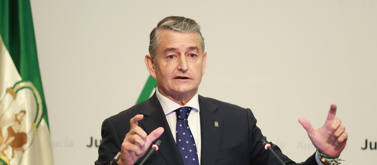 El consejero de Sanidad de la Junta de Andalucía, Antonio Sanz, en rueda de prensa tras el Consejo de Gobierno