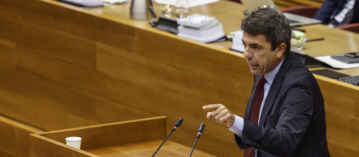 Imagen del presidente de la Generalitat, Carlos Mazón, tomada en las Cortes Valencianas