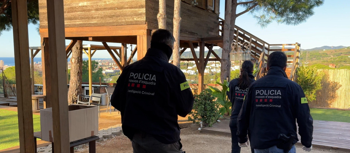 Agentes de los Mossos entran en el cámping ilegal de Mataró
