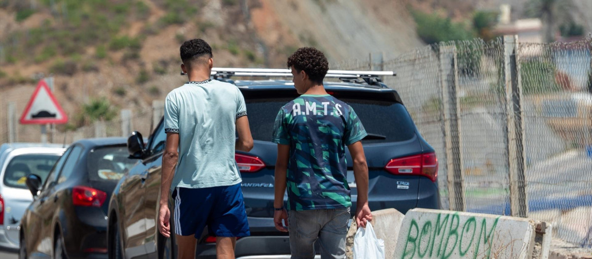 (Foto de ARCHIVO)
Dos migrantes pasean por la calle, a 27 de julio de 2025, en Ceuta (España). Un grupo de 27 menores extranjeros no acompañados ha abandonado Ceuta en la mañana de este lunes 28 de julio para partir hacia Andalucía, donde serán acogidos en virtud del protocolo de cooperación entre autonomías que ha sido activado entre la Ciudad Autónoma y la Junta.

Antonio Sempere / Europa Press
28 JULIO 2025
27/7/2025