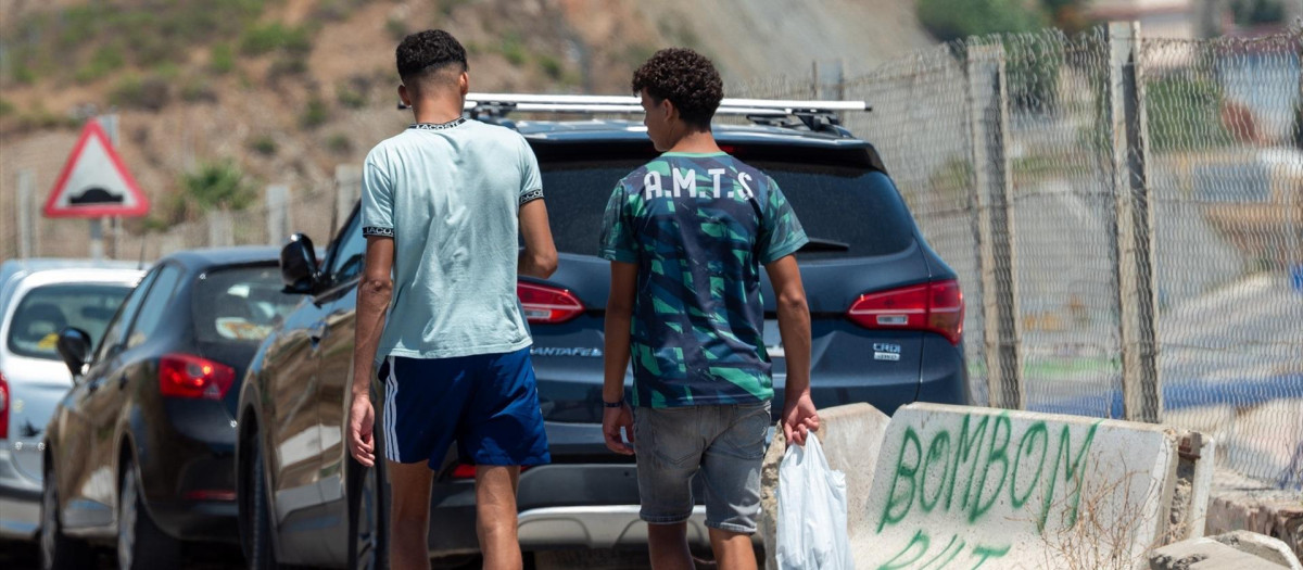 (Foto de ARCHIVO)
Dos migrantes pasean por la calle, a 27 de julio de 2025, en Ceuta (España). Un grupo de 27 menores extranjeros no acompañados ha abandonado Ceuta en la mañana de este lunes 28 de julio para partir hacia Andalucía, donde serán acogidos en virtud del protocolo de cooperación entre autonomías que ha sido activado entre la Ciudad Autónoma y la Junta.

Antonio Sempere / Europa Press
28 JULIO 2025
27/7/2025
