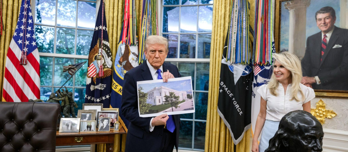 Trump muestra en el Despacho Oval una fotografía de cómo quedará el salón de baile de la Casa Blanca