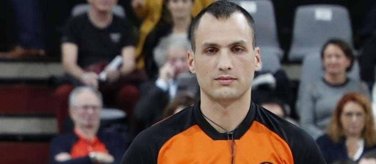 Uros Nikolic durante el partido de baloncesto de la Euroliga de Turkish Airlines