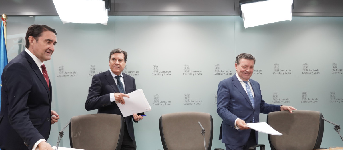 El consejero de Economía y Hacienda y portavoz, Carlos Fernández Carriedo, y los consejeros de la Presidencia, Luis Miguel González Gago, y de Medio Ambiente, Vivienda y Ordenación del Territorio, Juan Carlos Suárez-Quiñones, comparecen en rueda de prensa posterior al Consejo de Gobierno.