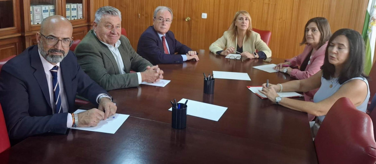 Reunión de la subdelegada, Ana López Losilla, con empresarios y sindicatos