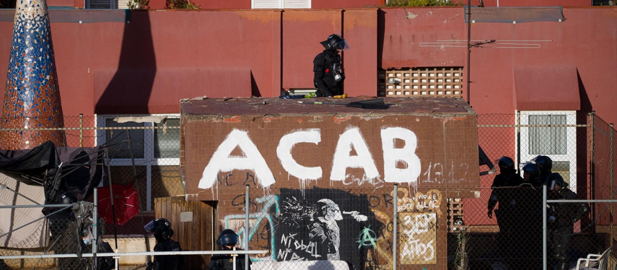 Mossos d'Esquadra en las inmediaciones de los edificios de la Ruïna y el Kubo, en 2023