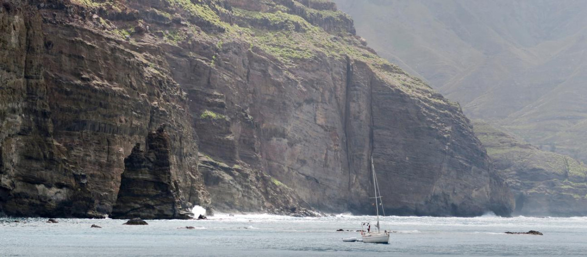 El dedo de Dios, una roca cerca de la bahía costera cerca de la ciudad de Agaete en la isla de Gran Canaria