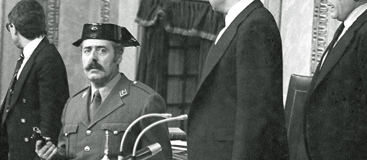El  teniente coronel Antonio Tejero irrumpe, pistola en mano, en el Congreso de los Diputados