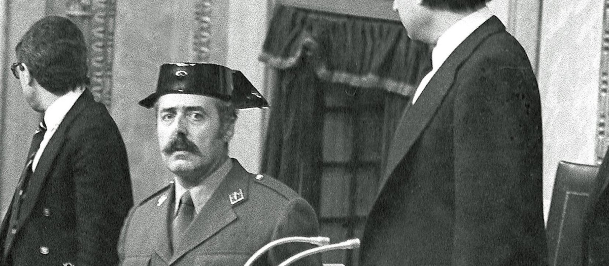 El  teniente coronel Antonio Tejero irrumpe, pistola en mano, en el Congreso de los Diputados