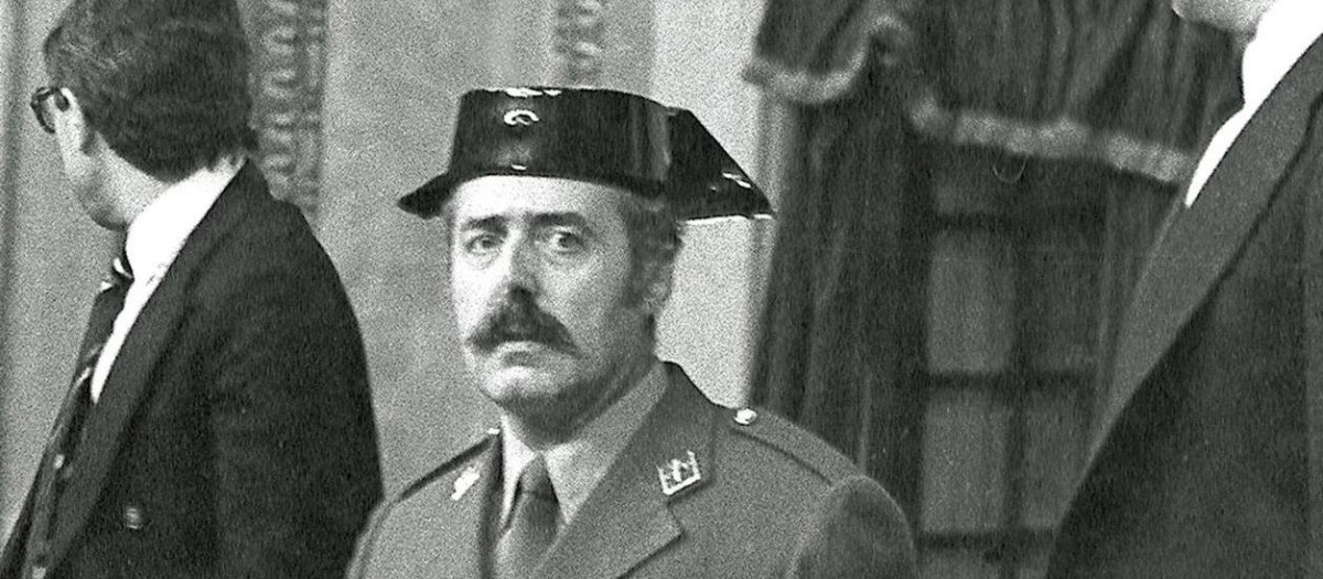 El  teniente coronel Antonio Tejero irrumpe, pistola en mano, en el Congreso de los Diputados