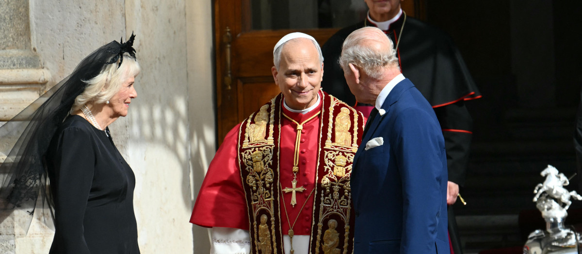 El Papa León XIV estrecha la mano de Carlos III y Camila, en el patio de San Dámaso