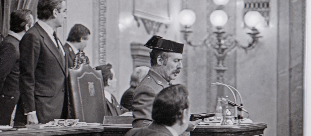 (Foto de ARCHIVO)
23 DE FEBRERO DE 1981 - MADRID, ESPAÑA: Interior del Congreso de los Diputados durante el intento de Golpe de Estado. El Teniente Coronel Tejero, pistola en mano, accede al hemiciclo e interrumpe la primera toma de posesión como presidente del gobierno de Leopoldo Calvo-Sotelo. En la imagen se puede observar a Manuel Gutiérrez Mellado, capitán general del ejército de tierra español y político, poco después de forcejear con los efectivos de la Guardia Civil que acompañan al Teniente Coronel de la Guardia Civil, Antonio Tejero, en la toma del Congreso de los Diputados.

Europa Press / Europa Press
23/2/1981