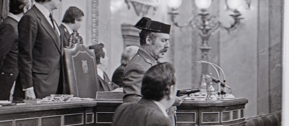 (Foto de ARCHIVO)
23 DE FEBRERO DE 1981 - MADRID, ESPAÑA: Interior del Congreso de los Diputados durante el intento de Golpe de Estado. El Teniente Coronel Tejero, pistola en mano, accede al hemiciclo e interrumpe la primera toma de posesión como presidente del gobierno de Leopoldo Calvo-Sotelo. En la imagen se puede observar a Manuel Gutiérrez Mellado, capitán general del ejército de tierra español y político, poco después de forcejear con los efectivos de la Guardia Civil que acompañan al Teniente Coronel de la Guardia Civil, Antonio Tejero, en la toma del Congreso de los Diputados.

Europa Press / Europa Press
23/2/1981