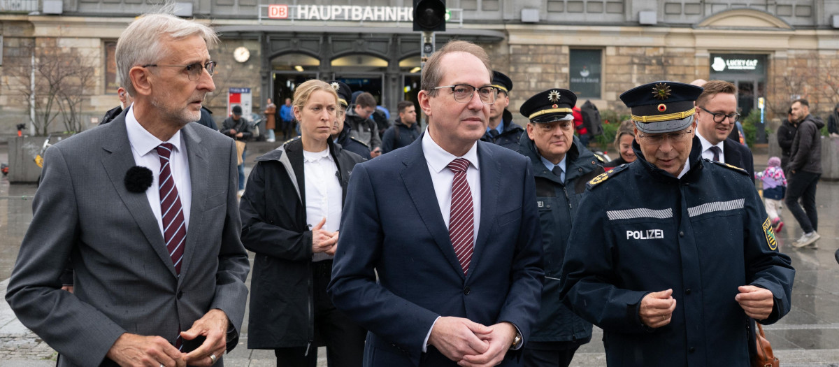 El ministro del interior de Alemania Alexander Dobrindt (Centro) junto a policías y funcionarios
