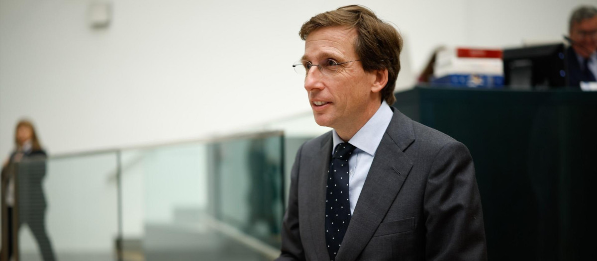 El alcalde de Madrid, José Luis Martínez-Almeida, durante un pleno extraordinario del Ayuntamiento de Madrid