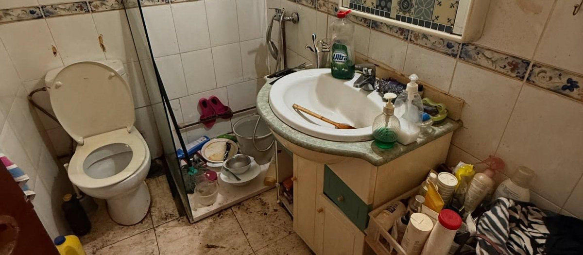 Baño de una vivienda okupada recuperada por Desokupa2