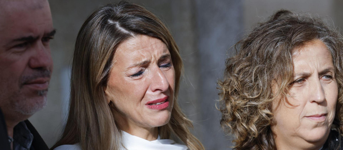 La vicepresidenta del Gobierno, Yolanda Díaz (c), junto a la secretaria general en Galicia, Amelia Pérez (d), y el secretario nacional del sindicato, Unai Sordo (i), durante el homenaje póstumo a su padre Suso Díaz, exsecretario general de CCOO, un acto al que han acudido centenares de personas este viernes en Santiago de Compostela. EFE/Lavandeira jr