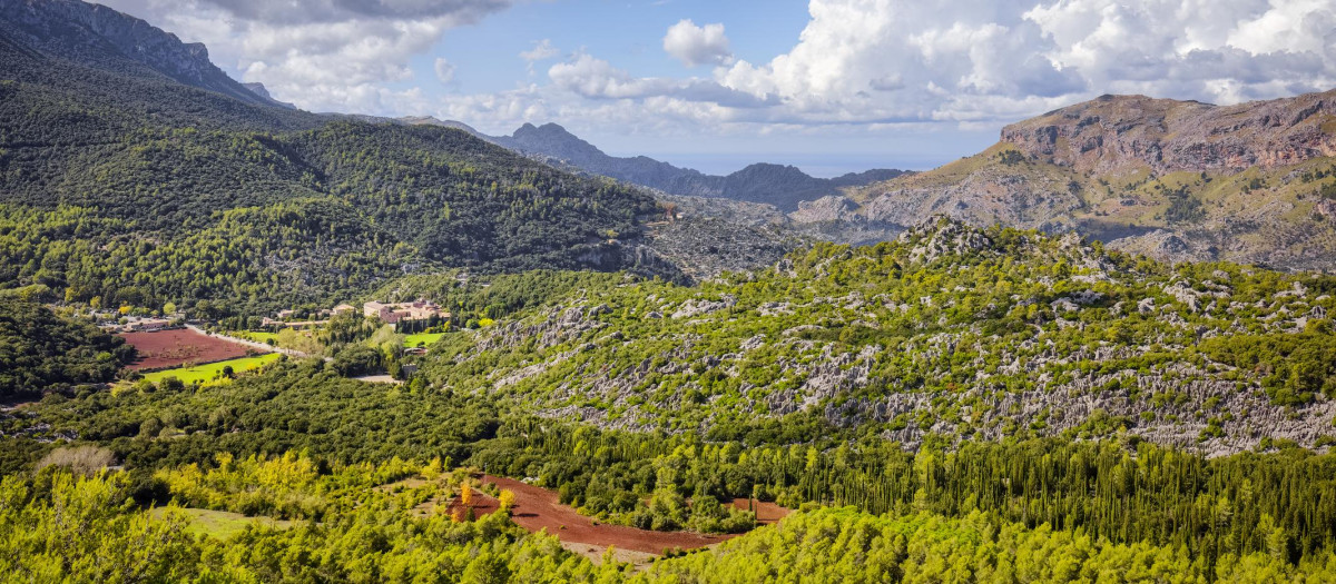 Vista panorámica del Santuario de Lluc y de fondo la Serra de Tramuntana