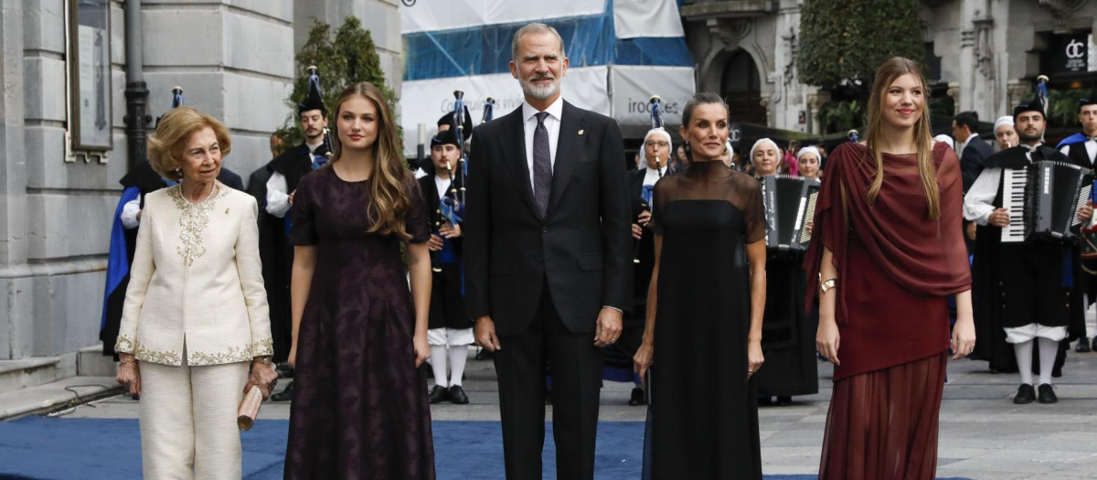 Año tras año, la cita del acto de entrega de los Premios Princesa de Asturias se convierte en un evento de cultura y elegancia. Este año, muy especialmente, la Familia Real ha lucido impecable, sobria y elegante. La reina Sofía, la reina Letizia, la princesa de Asturias y la infanta Sofía, han bordado su presencia con atuendos discretos y favorecedores.