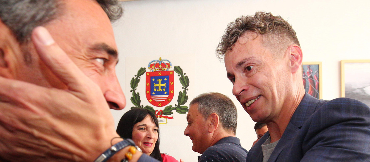 A la derecha, Mario Rivas, en el Pleno en el que fue elegido alcalde de Villablino (León)