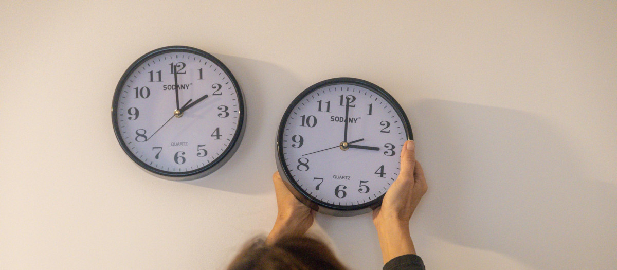 Un mujer prepara los relojes para el cambio de hora de esta madrugada