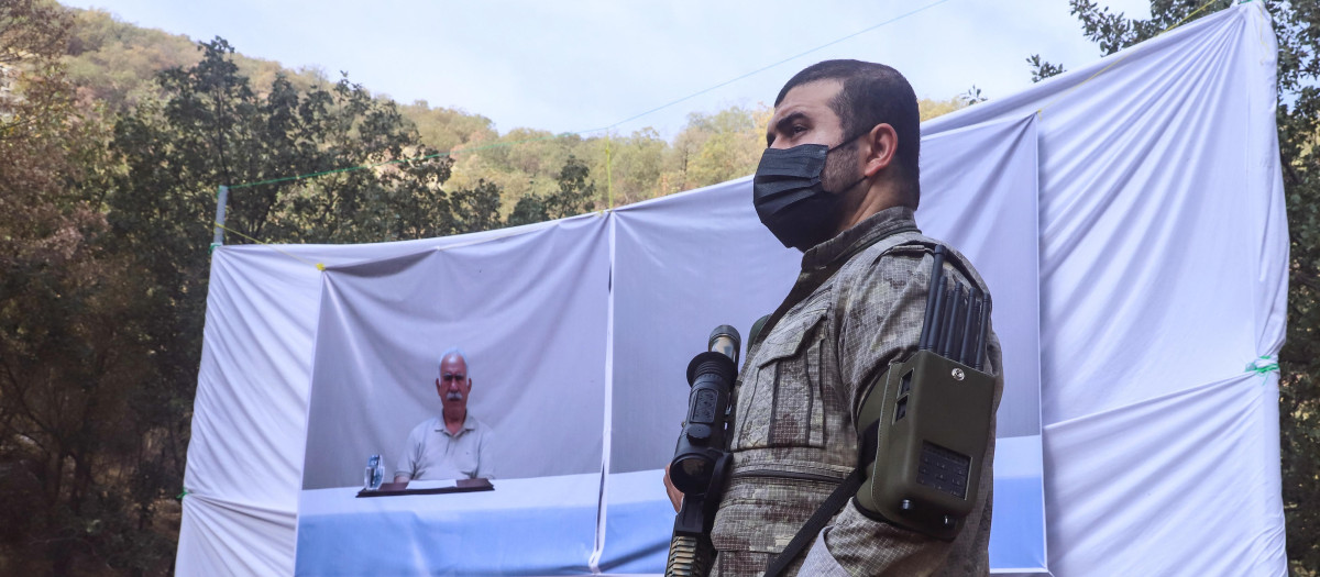 Un miembro del PKK junto a una imagen de su líder encarcelado