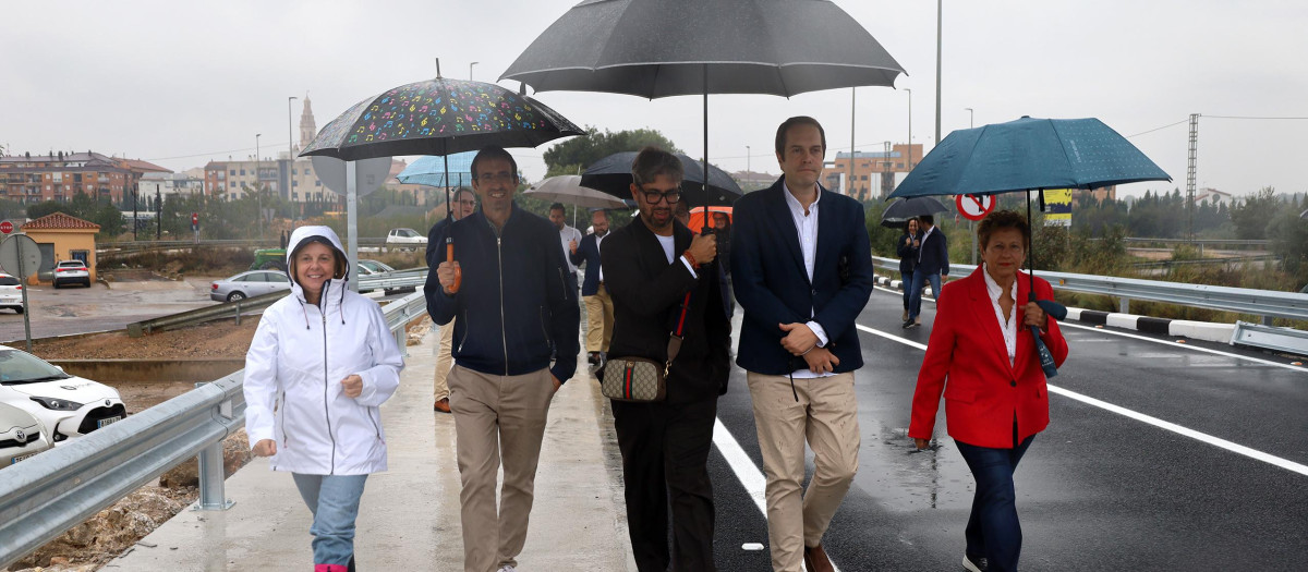 La diputada de Carreteras, Reme Mazzolari y el alcalde de la localidad valenciana, José Morell, asisten a la apertura operativa del denominado 'Puente de la Memoria'