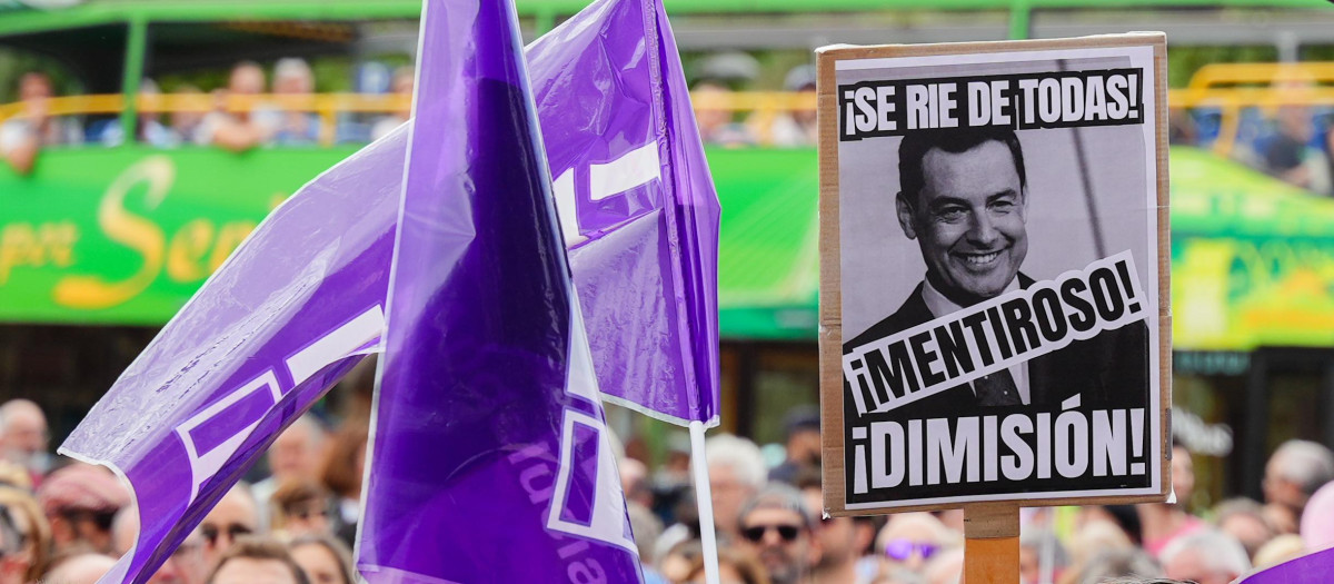 Cartel contra Juanma Moreno en la concentración por los errores en el cribado del cáncer de mama